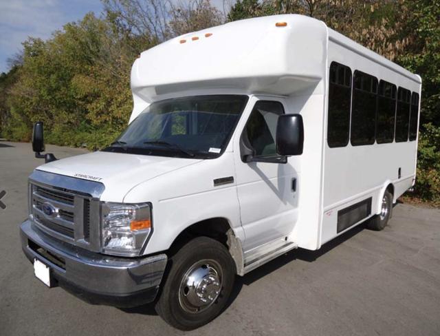 Ford E-450 StarCraft shuttle bus