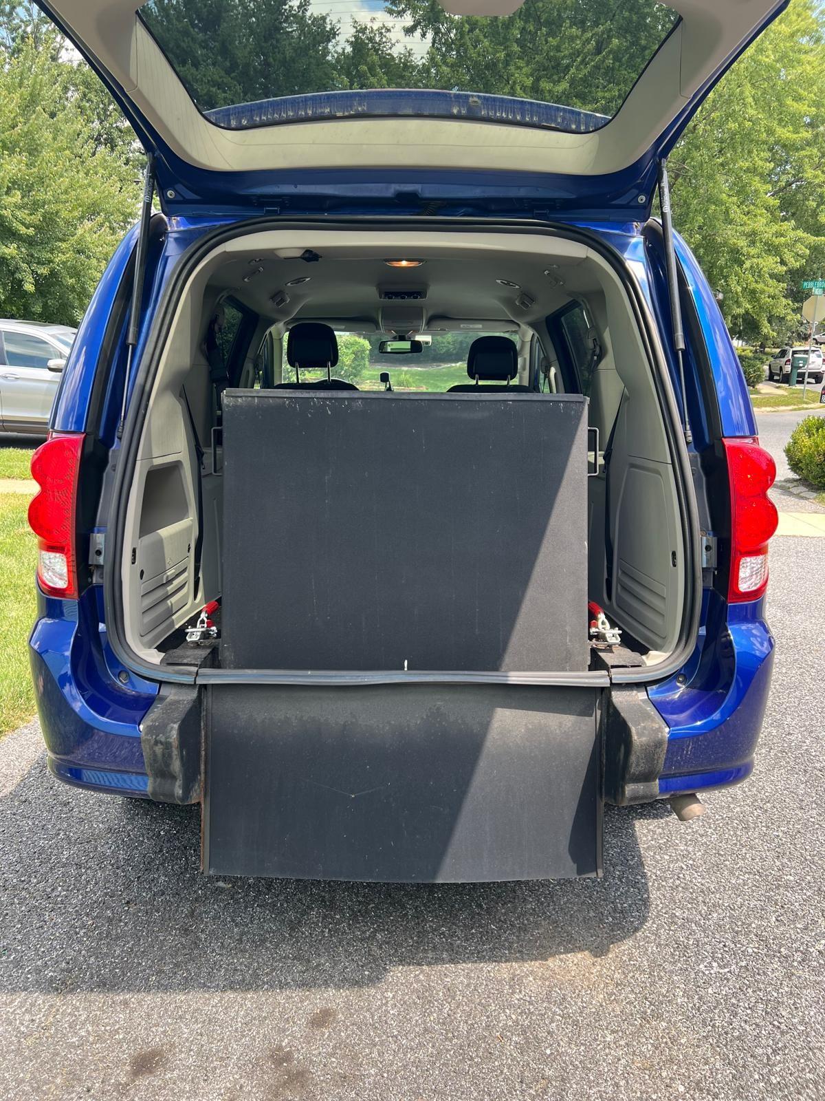 2020 Dodge Grand Caravan SE ATS Rear-Entry Long-Cut Wheelchair Van — photo 3