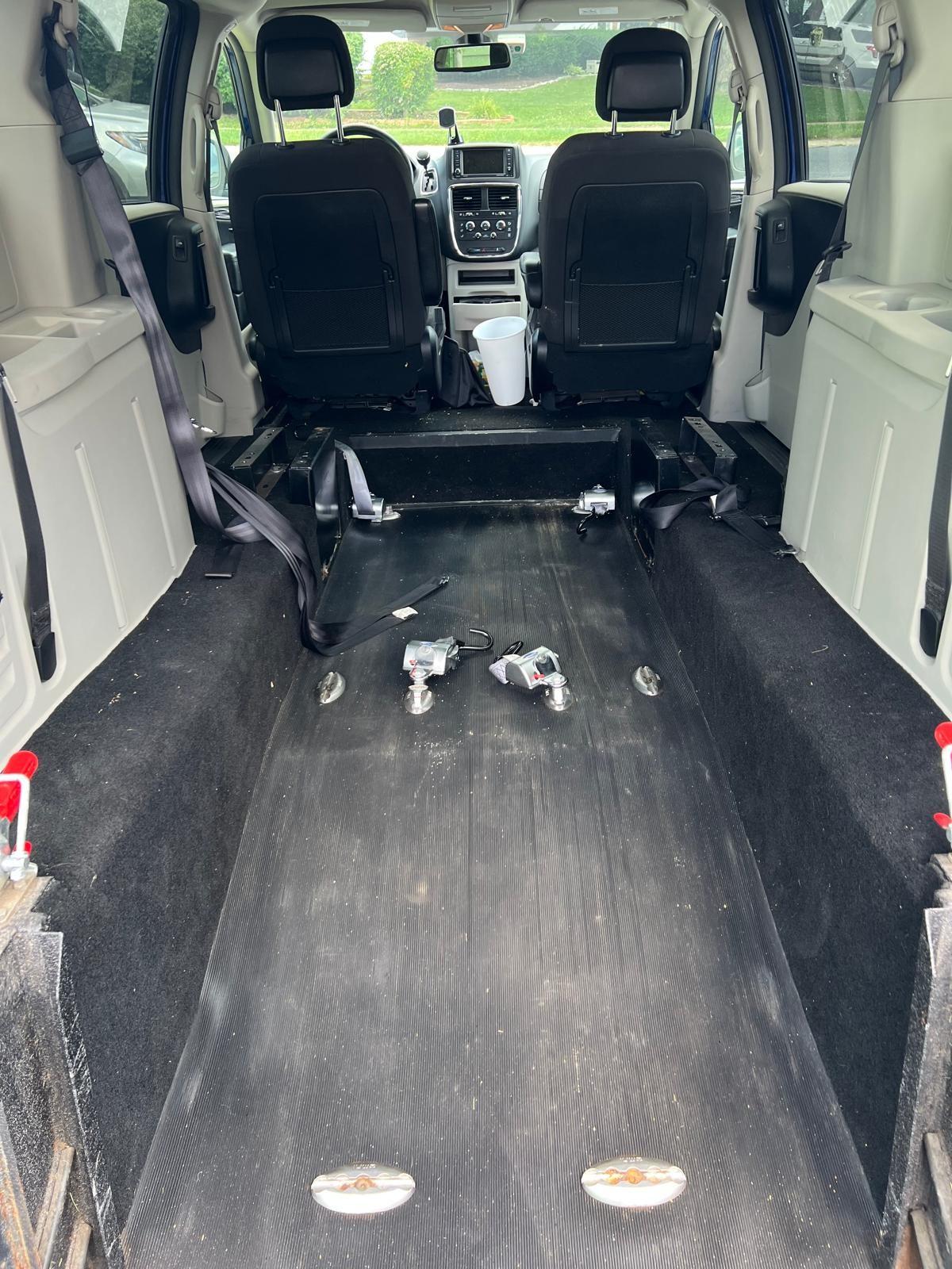 2020 Dodge Grand Caravan SE ATS Rear-Entry Long-Cut Wheelchair Van — photo 7
