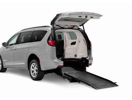Rear-entry minivan ramp deployment sequence